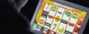 Aussie speelt pokies op laptop