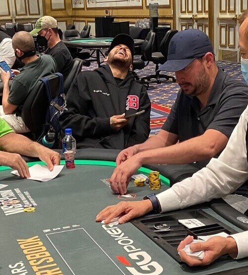 Neymar lachend pokertafel