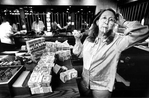 vrouw van binion die miljoenen telt