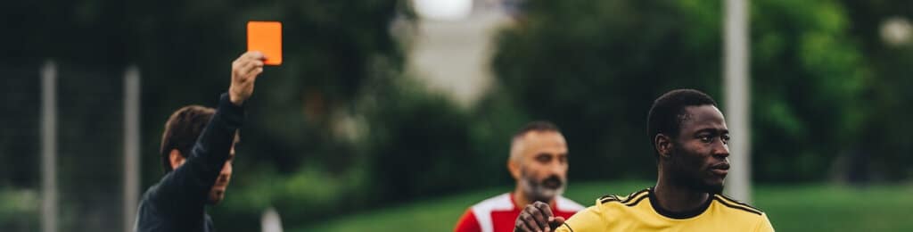 voetballer krijgt rode kaart