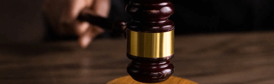 JOI Gaming heeft een rechtszaak gewonnen. In de uitspraak sloeg de rechter met de houten hamer, wat symbolisch het besluit bekrachtigde.