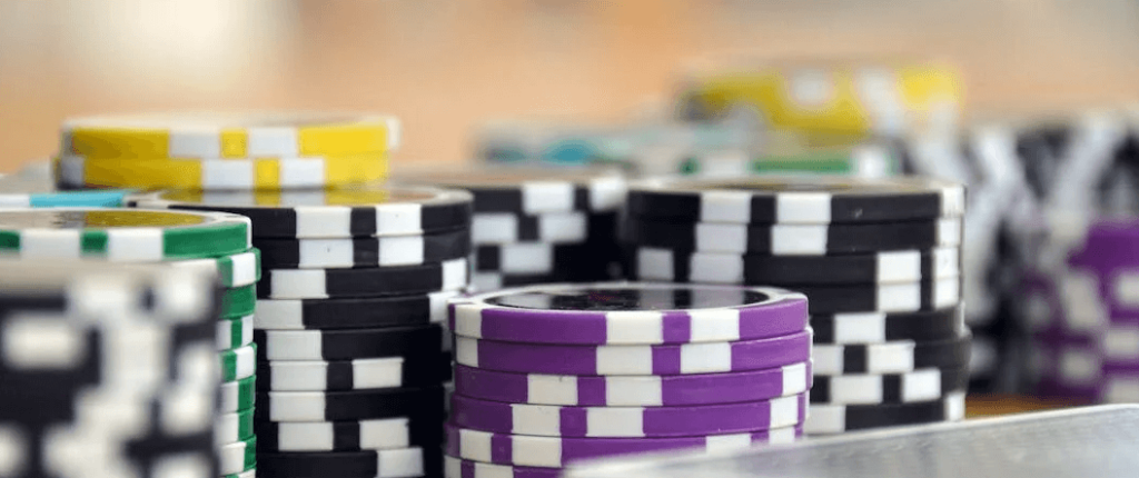 Een legendarische figuur in de pokerwereld, Doyle Brunson, met zijn pokerchips en kaarten.