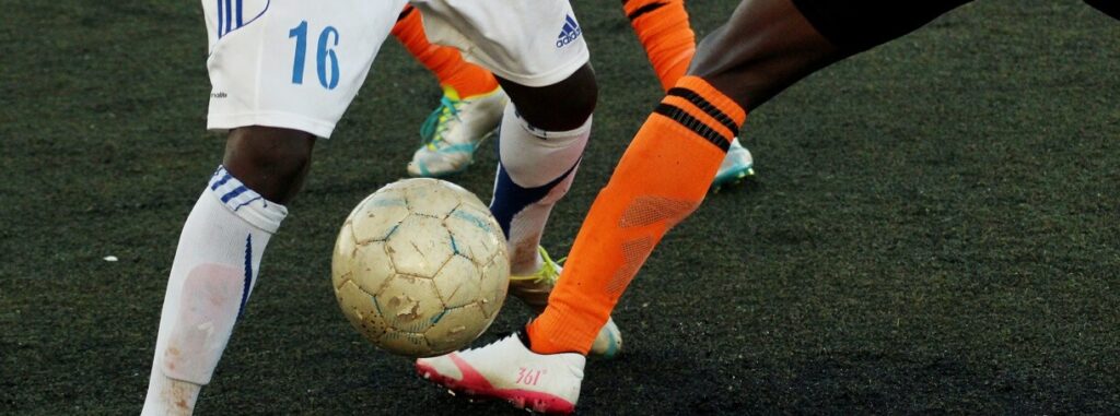 voetballers strijden om bal